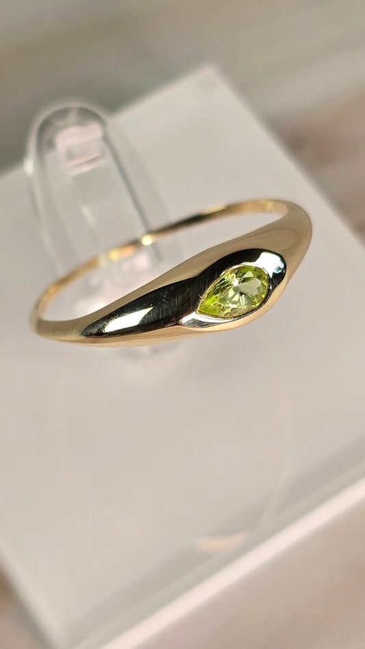 OROSENDA ring — Peridot 9K Gold Ring — Sevilla