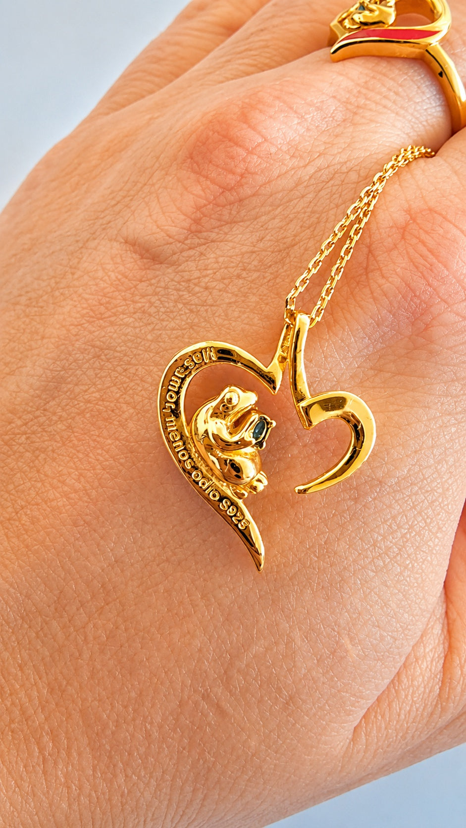 The Heart Pendant - Entre Mundos