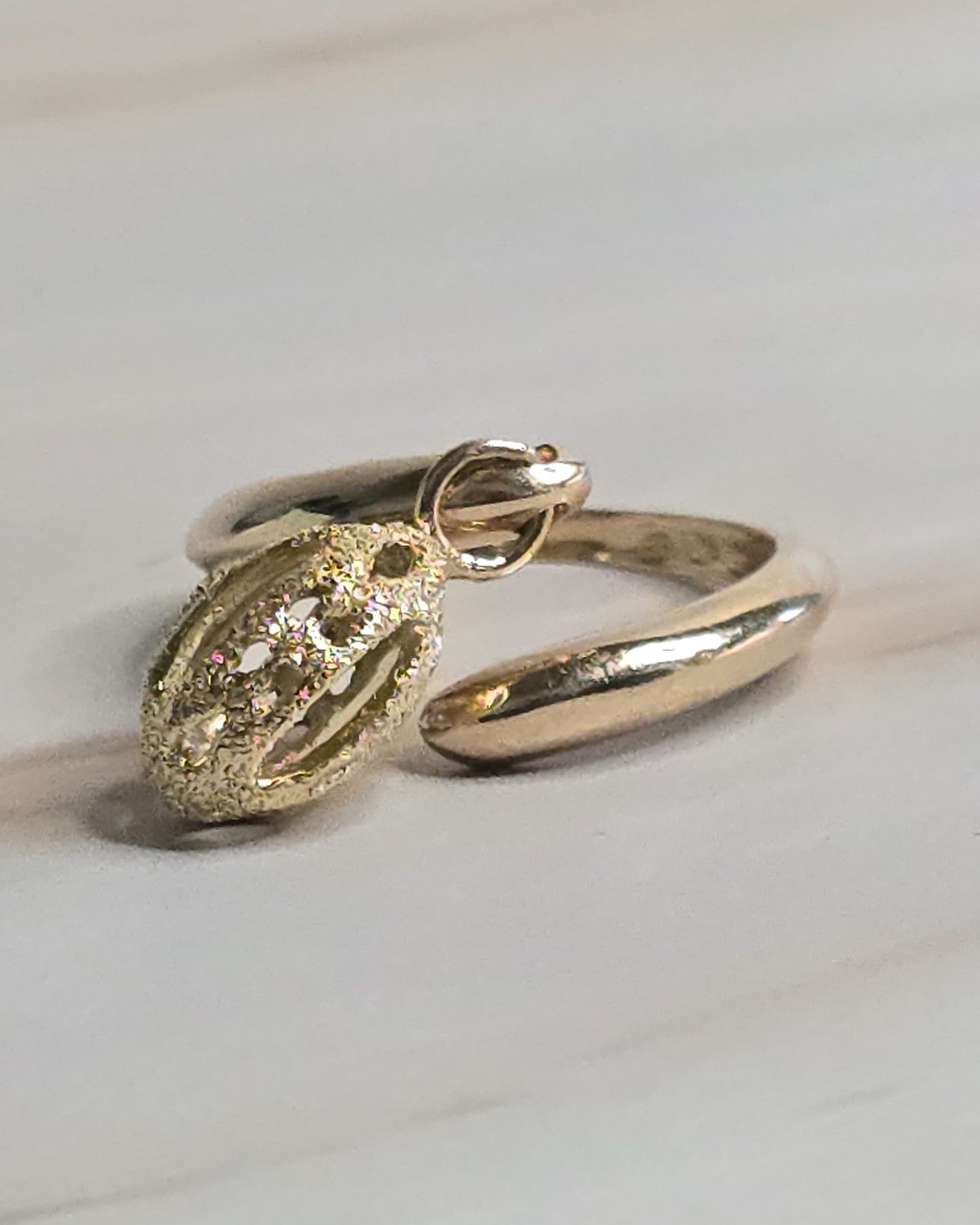 9K Italian Gold Ring — Sculpted Band — Aureo