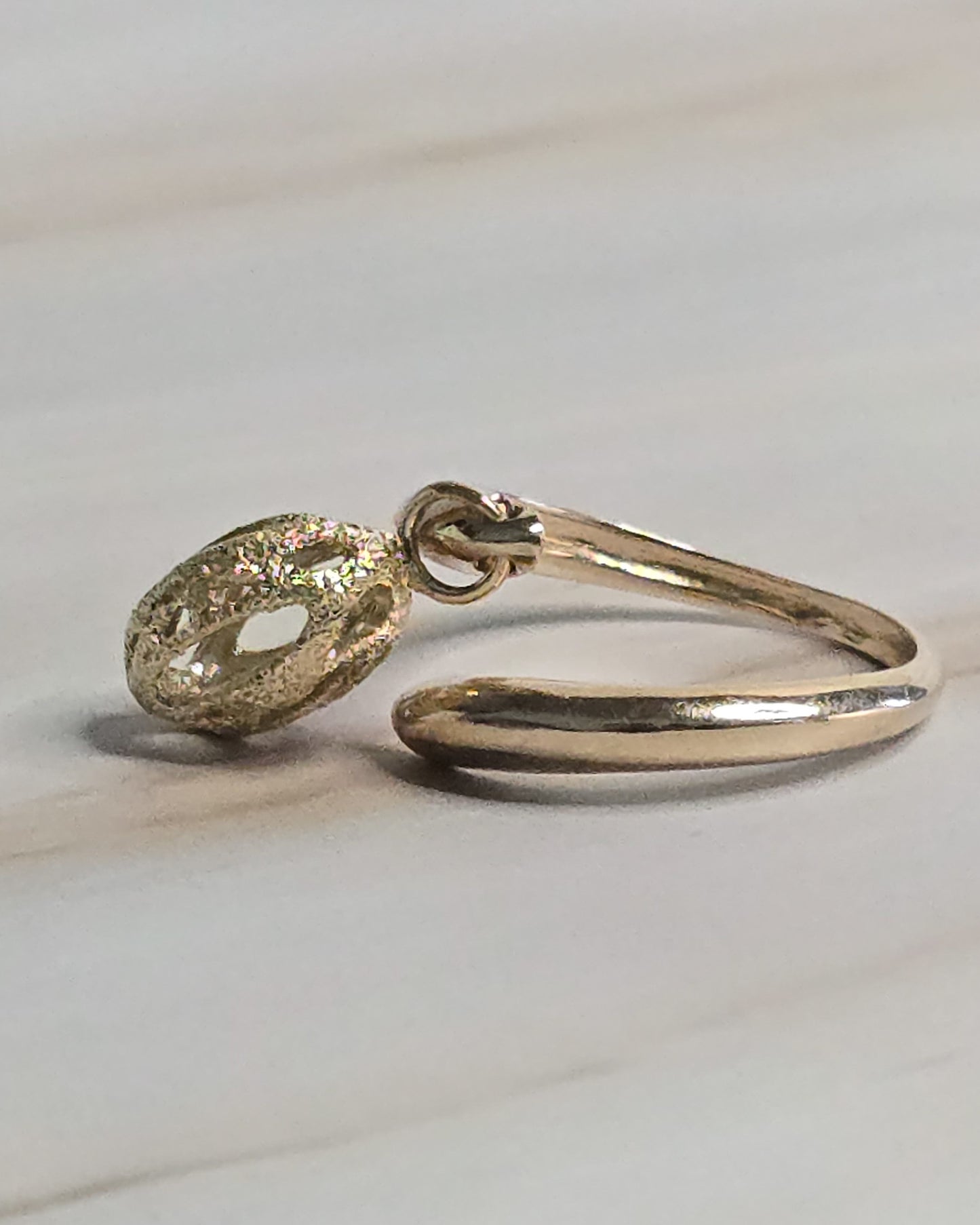 9K Italian Gold Ring — Sculpted Band — Aureo