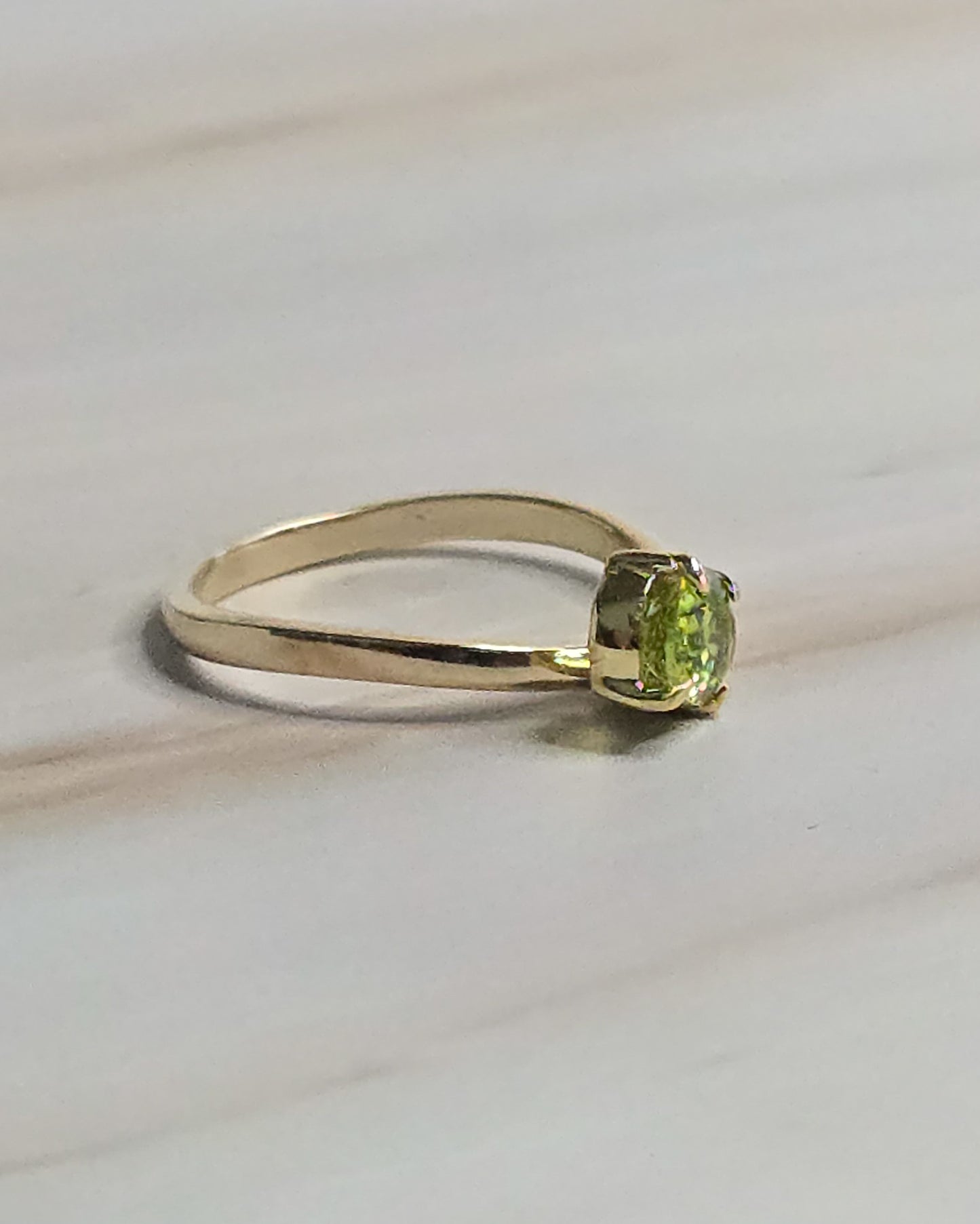 Peridot 9K Gold Ring — Aureo