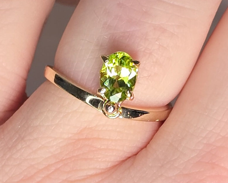 Peridot 9K Gold Ring — Aureo